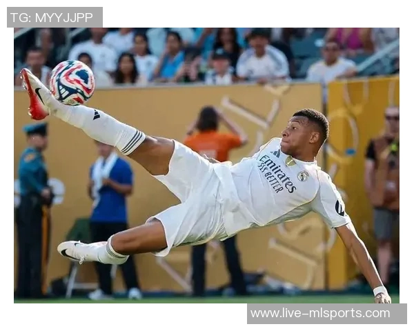 姆巴佩争抢中意外倒地主动示意换人球迷心忧望无大碍 姆巴佩争抢中意外倒地主动示意换人球迷心忧望无大碍