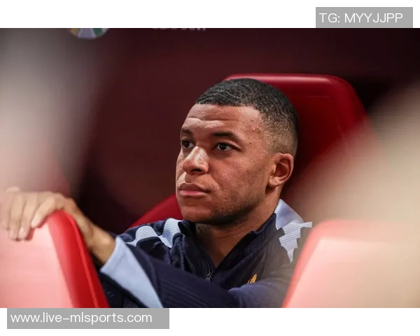 姆巴佩接过法国10号球衣责任普拉蒂尼称其理解重要性 姆巴佩接过法国10号球衣责任普拉蒂尼称其理解重要性