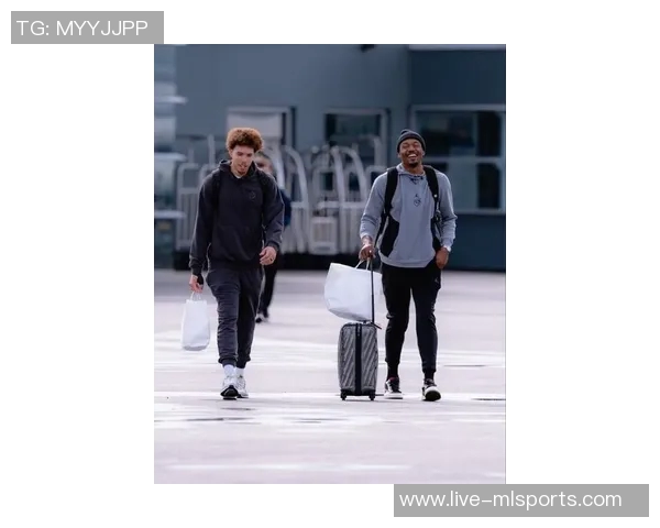 快船客场挑战国王小卡哈登卫衣亮相科林斯酷炫登机照曝光 快船客场挑战国王小卡哈登卫衣亮相科林斯酷炫登机照曝光