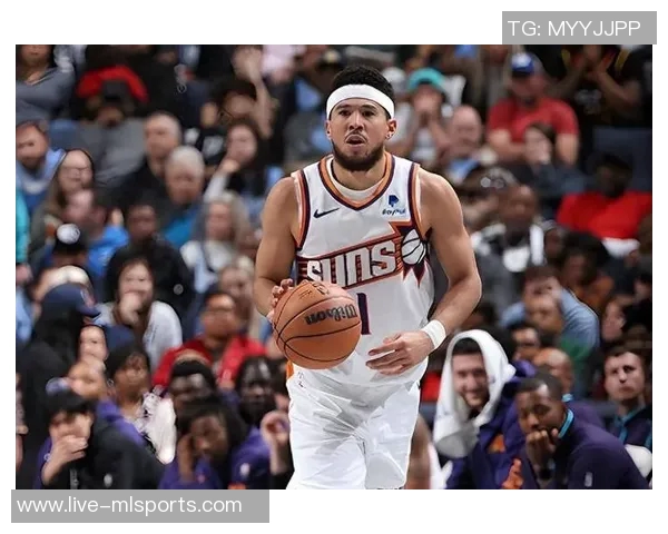 布克上半场表现挣扎12投5中仅得14分5篮板罚球命中率低迷 布克上半场表现挣扎12投5中仅得14分5篮板罚球命中率低迷