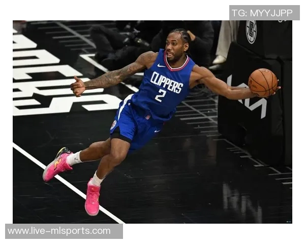 爱德华兹背部痉挛成疑队记透露揭幕战客战开拓者最新动态 爱德华兹背部痉挛成疑队记透露揭幕战客战开拓者最新动态