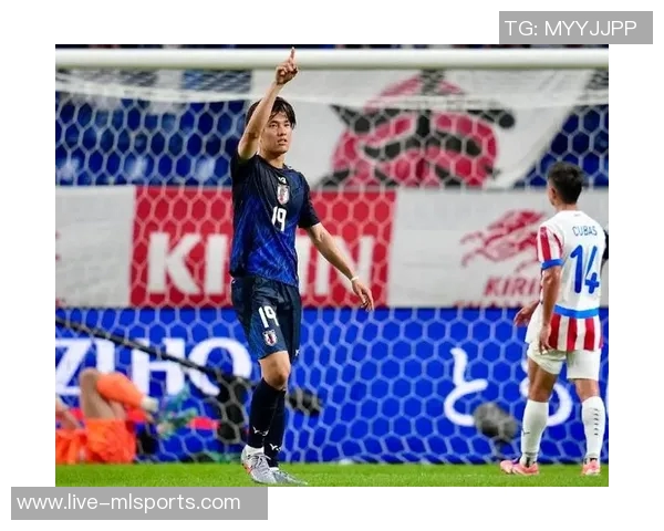 日本队迅速追平比分小川航基远射助攻巴拉圭门将失误入网