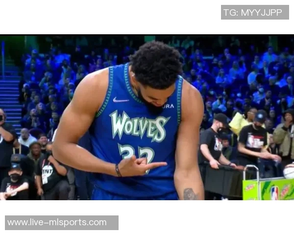 女友现场观战克莱表现失常末节未上场仅得8分失误2次令人失望 女友现场观战克莱表现失常末节未上场仅得8分失误2次令人失望