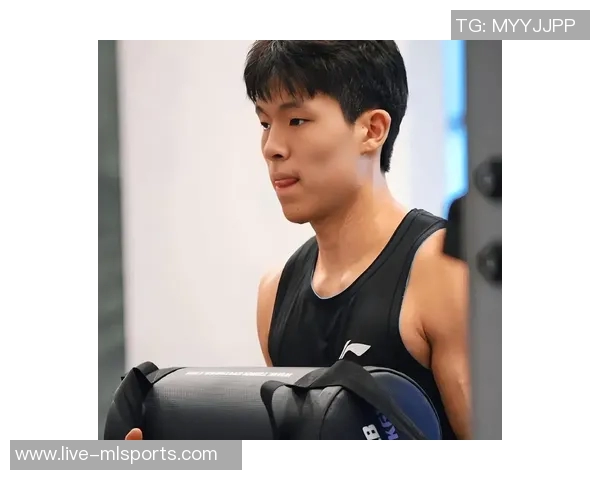 球队主持人杨瀚森与姚明的独特之处及其在篮球场上的不同表现分析